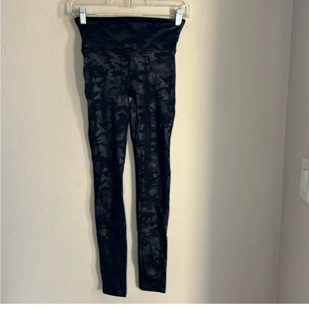Spanx Faux Leather Camo Leggings Women small - Picture 1 of 1